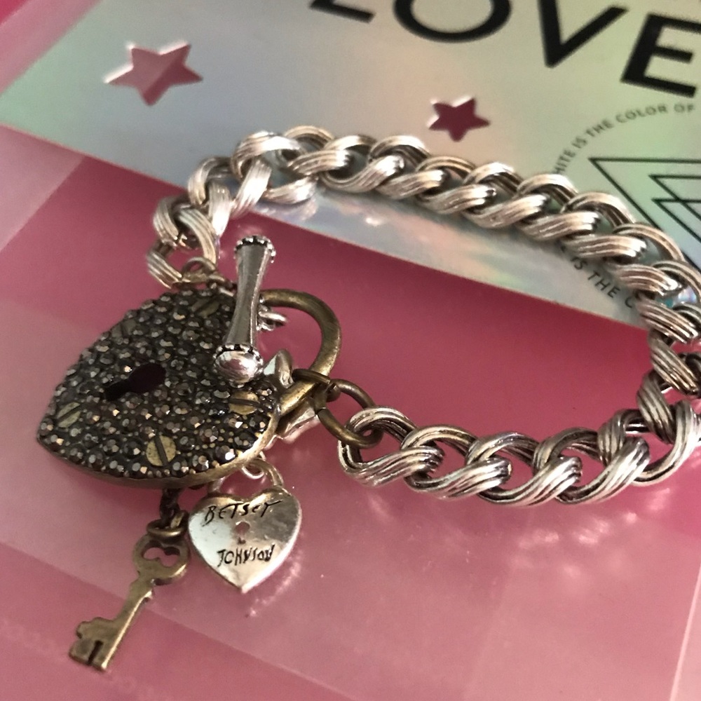 Betsey Johnson crystal rhinestone heart lock key vintage girl charm bracelet B37 - Picture 2 of 5